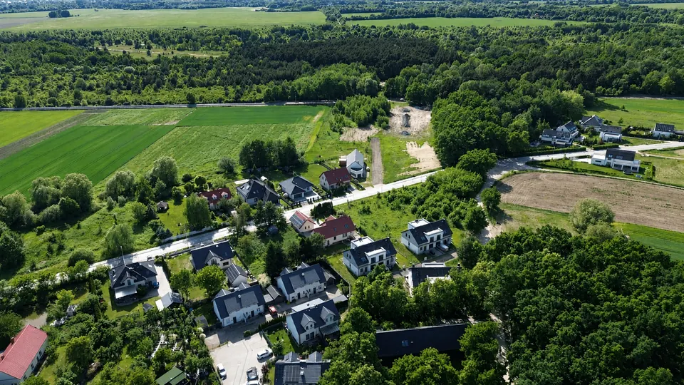 Osada Ramiszów z lotu ptaka - układ domów, ogrodów i dróg wewnętrznych